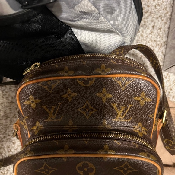 LOUIS VUITTON over the shoulder beautiful bag in an awesome condition - Picture 5 of 7